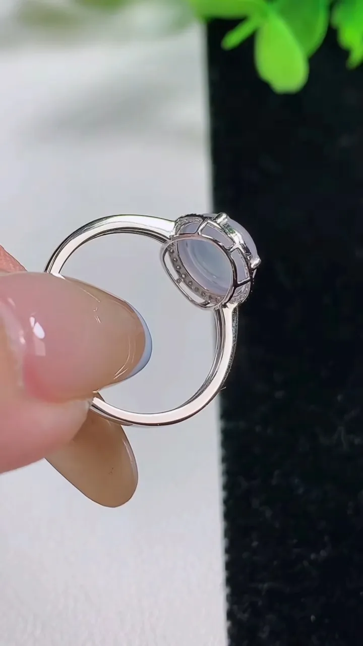 天然A货翡翠种白冰蛋面戒指，尺寸17.4-8.6-7.8-6，重量:1.66g2025年11月3日
工厂直销收藏佳品,种好水足，色泽均匀，有种有色，上手高大气！