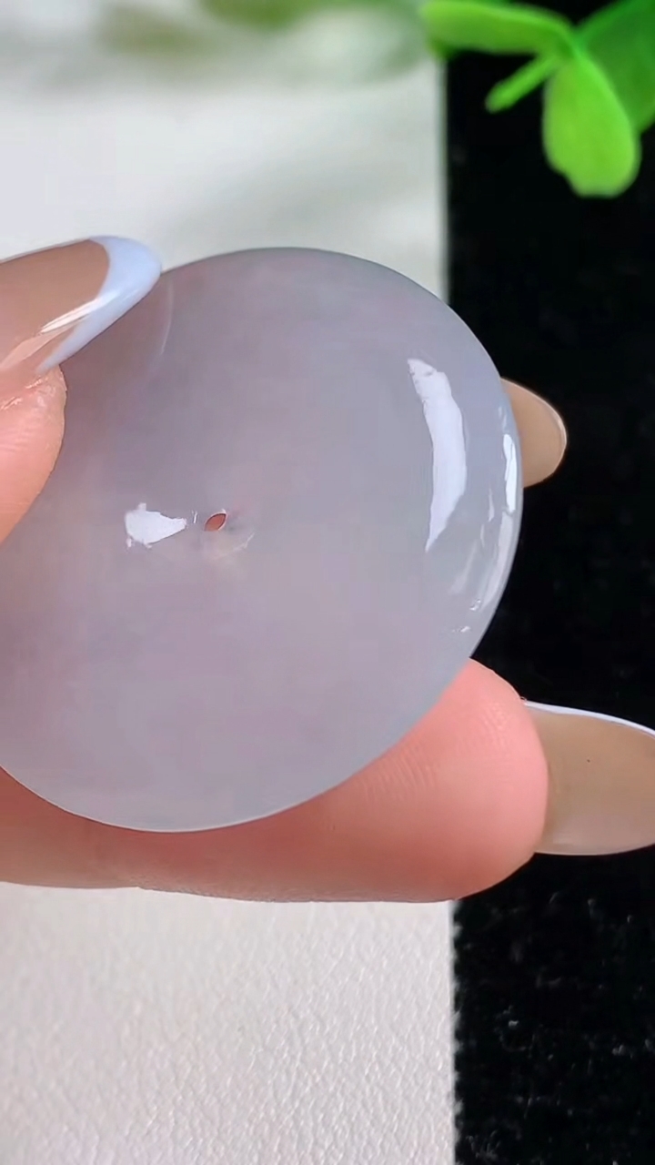 天然A货翡翠平安扣吊坠，尺寸33.8-4.6，重量:11.62g
11月3日