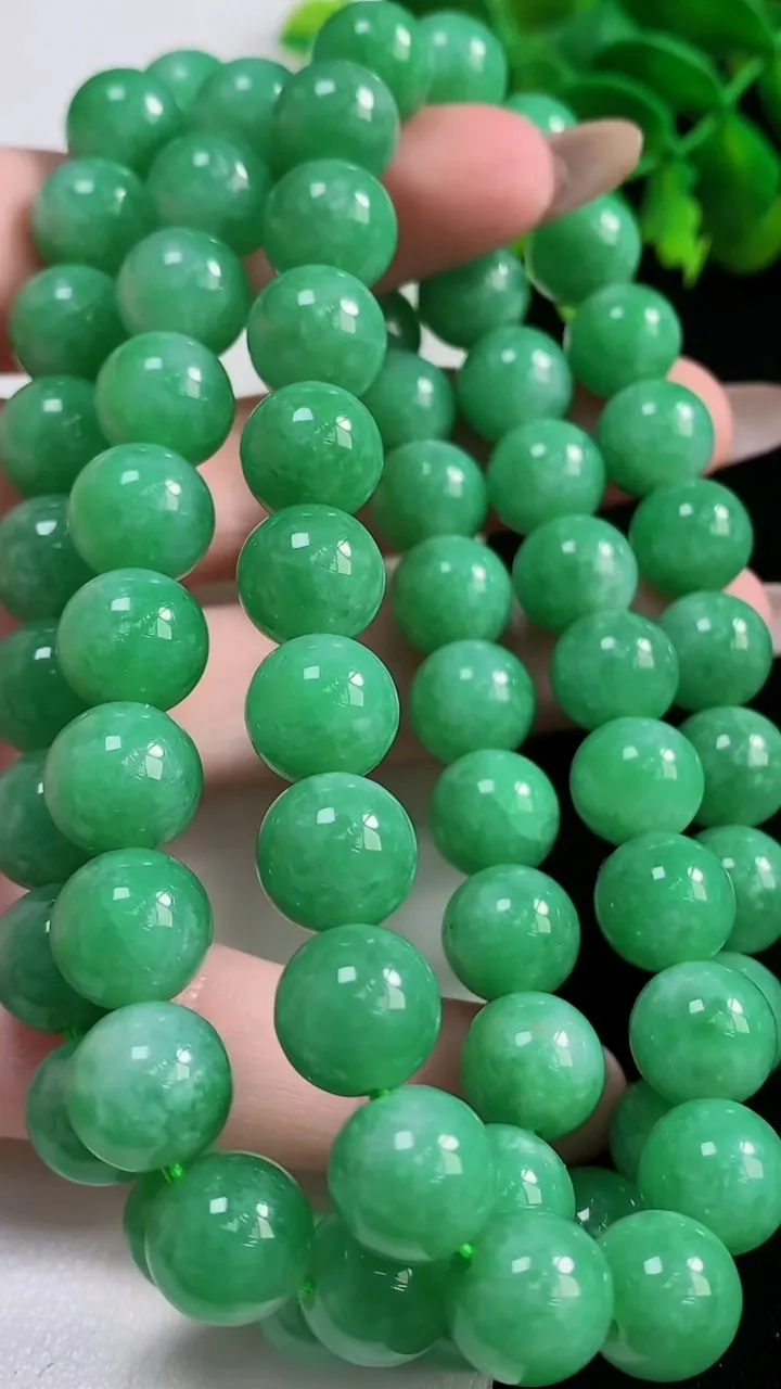 天然A货翡翠圆珠项链，尺寸10-68颗，重量:123.31g11月3日
工厂直销收藏佳品,种好水足，色泽均匀，有种有色，上手高大气！