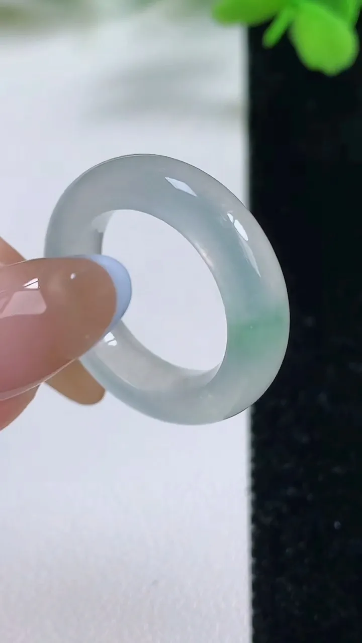 天然A货翡翠指环戒指，尺寸16.6-5.3-4.2，重量:4.60g2025年11月3日
工厂直销收藏佳品,种好水足，色泽均匀，有种有色，上手高大气！