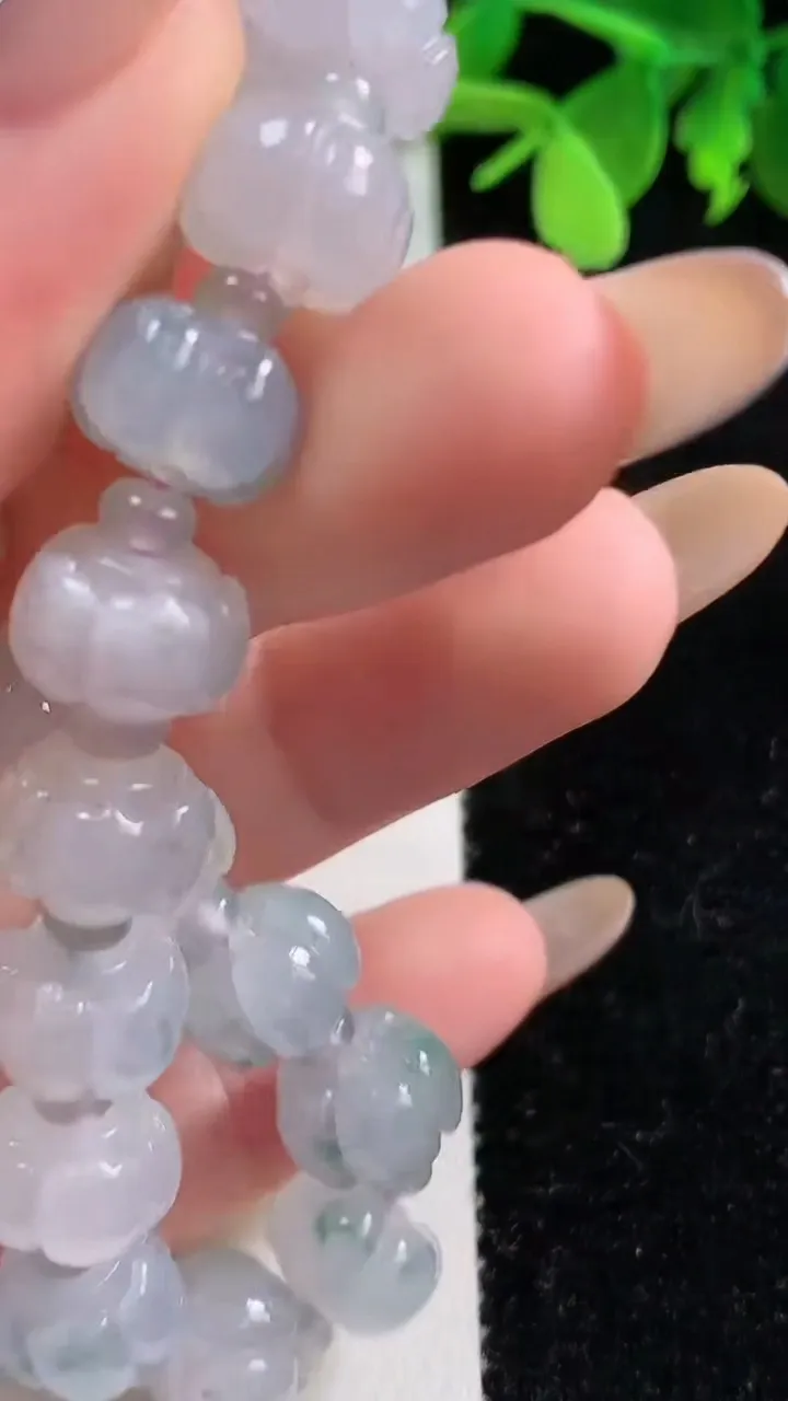 天然A货翡翠紫罗兰飘花莲花手串，尺寸10.3-7-19颗，重量:29.32g11月3日
工厂直销收藏佳品,种好水足，色泽均匀，有种有色，上手高大气！