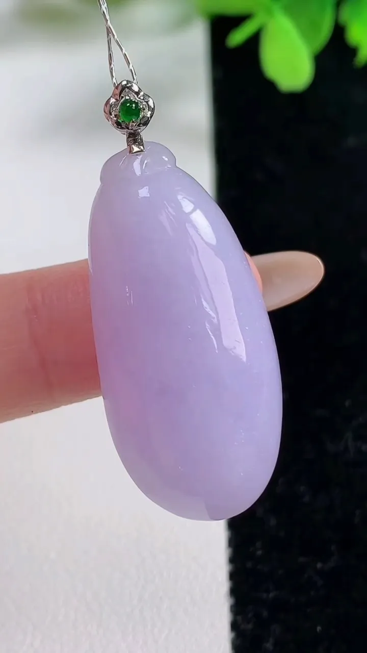 天然A货翡翠18K金紫罗兰福瓜吊坠，尺寸33.4-16-9.5，重量:9.47g
11月3日