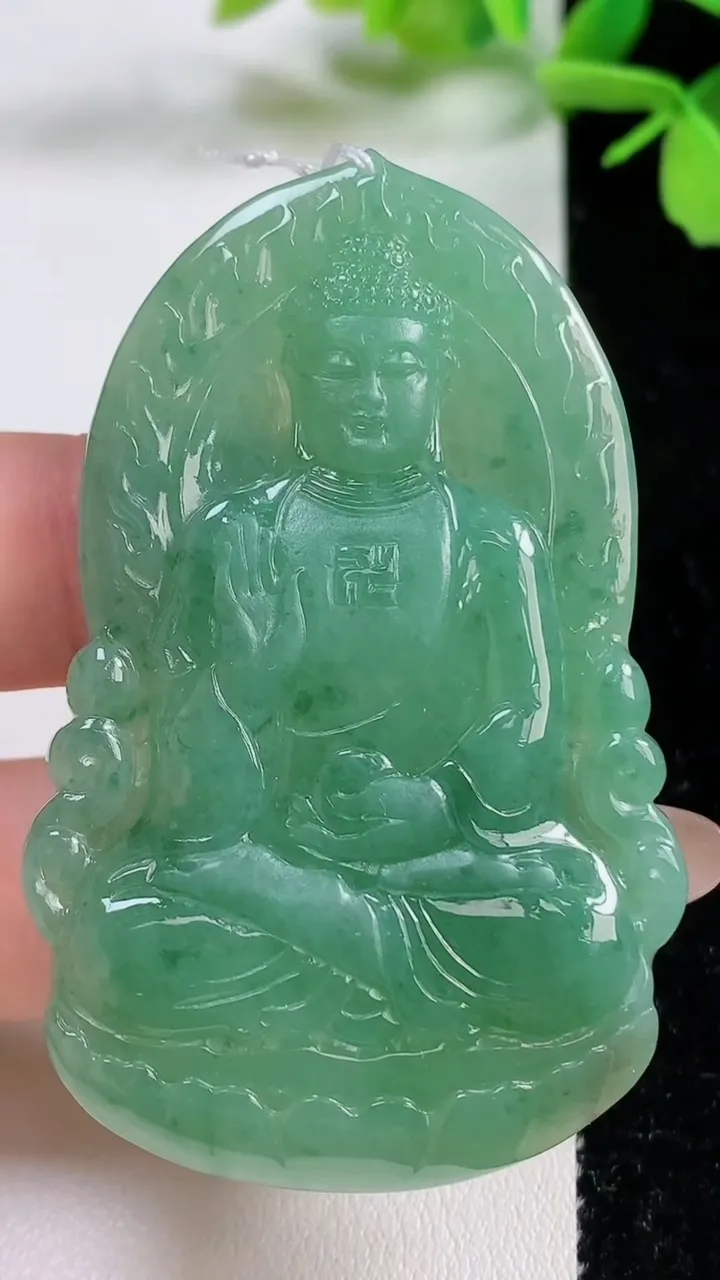 天然A货翡翠阿弥陀佛吊坠，尺寸60.3-37.2-5.7，重量:26.32g
11月3日