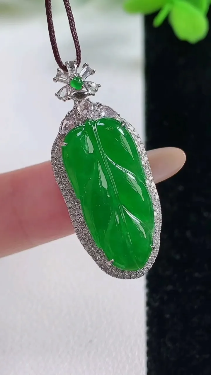 天然A货翡翠金枝玉叶 叶子耳坠，尺寸35-15-6.8，裸石23.4-10.7重量:3.80g
11月3日