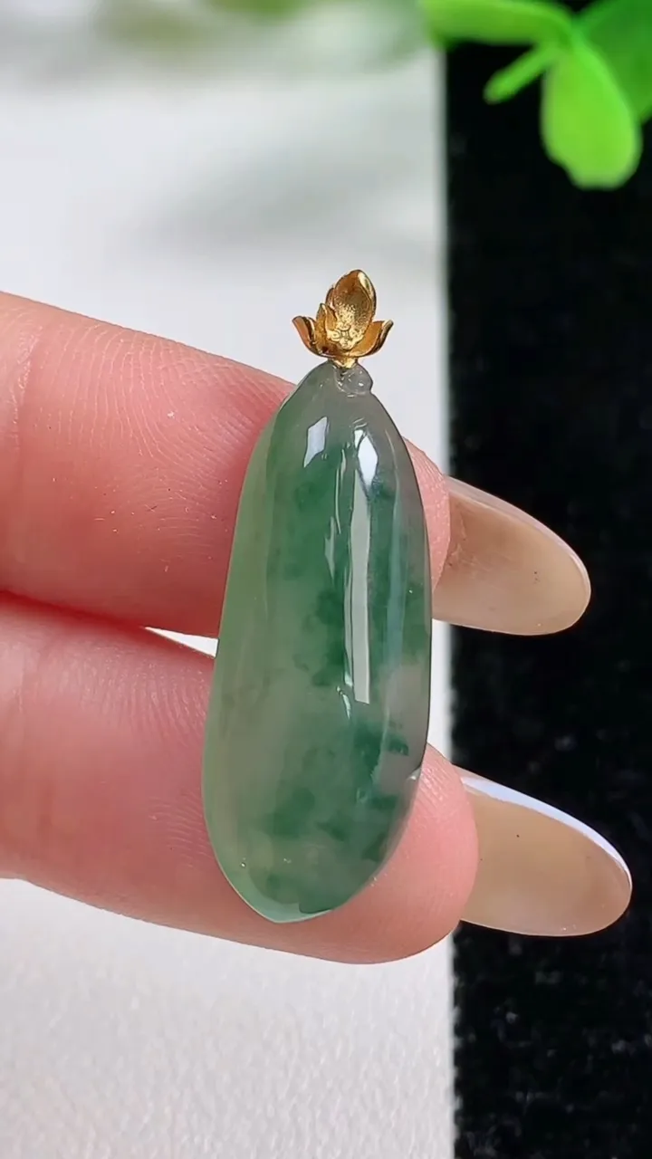 天然A货翡翠福瓜吊坠，尺寸27.2-10.2-5.3，重量:3.07g
11月3日