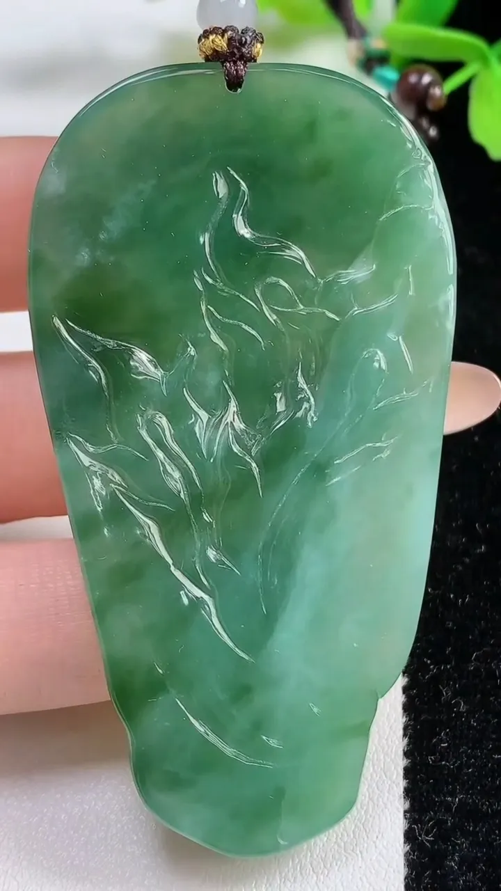 天然A货翡翠虚空藏菩萨吊坠，尺寸68.3-38.1-6.3，重量:28.46g
11月3日