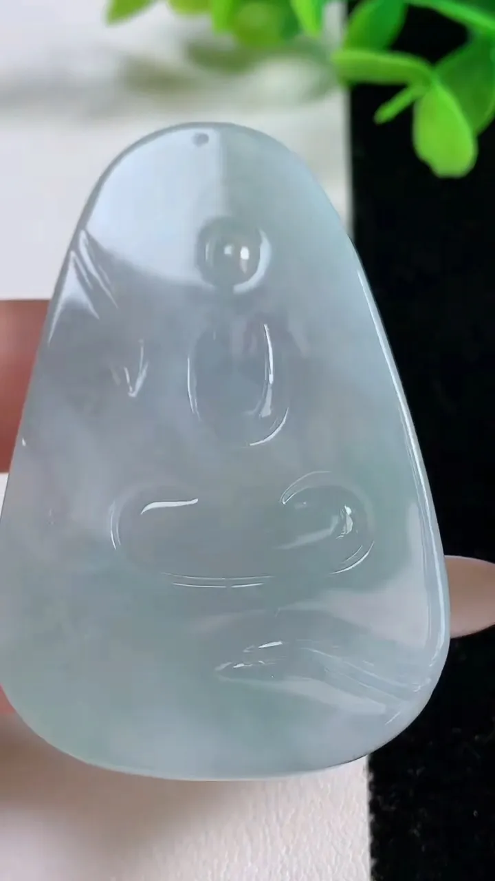 天然A货翡翠观音菩萨吊坠，尺寸58.6-37.3-5.5，重量:25.30g
11月3日