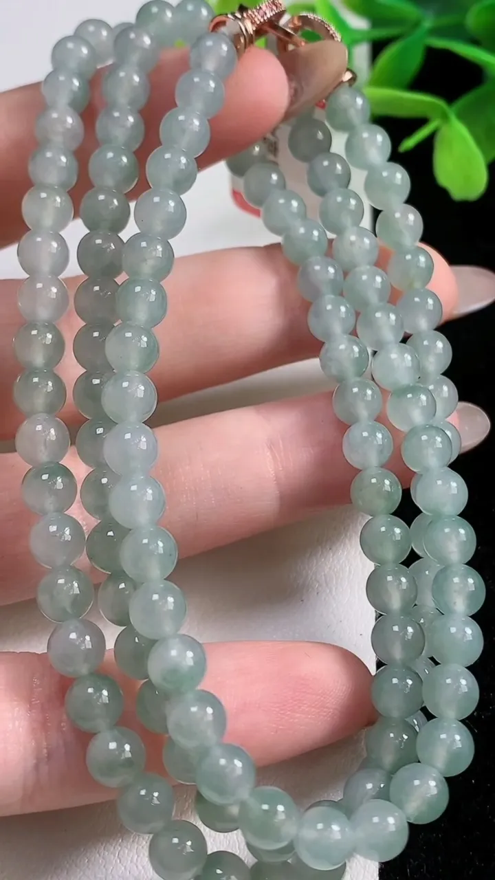 天然A货翡翠冰种飘花圆珠项链，尺寸5.4-118颗，重量:35.18g
11月3日