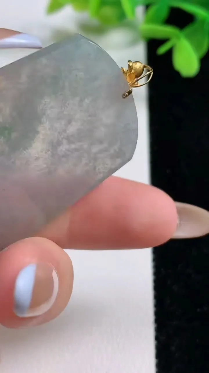 天然A货翡翠种飘花无事牌吊坠，尺寸547-35.4-3.8，重量:17.25g
11月3日