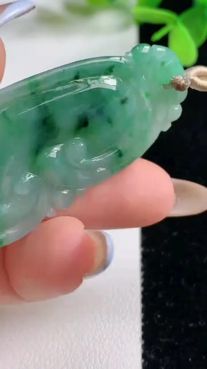 天然A货翡翠如意吊坠，尺寸53-26.1-4.8，重量:12.27g
11月3日