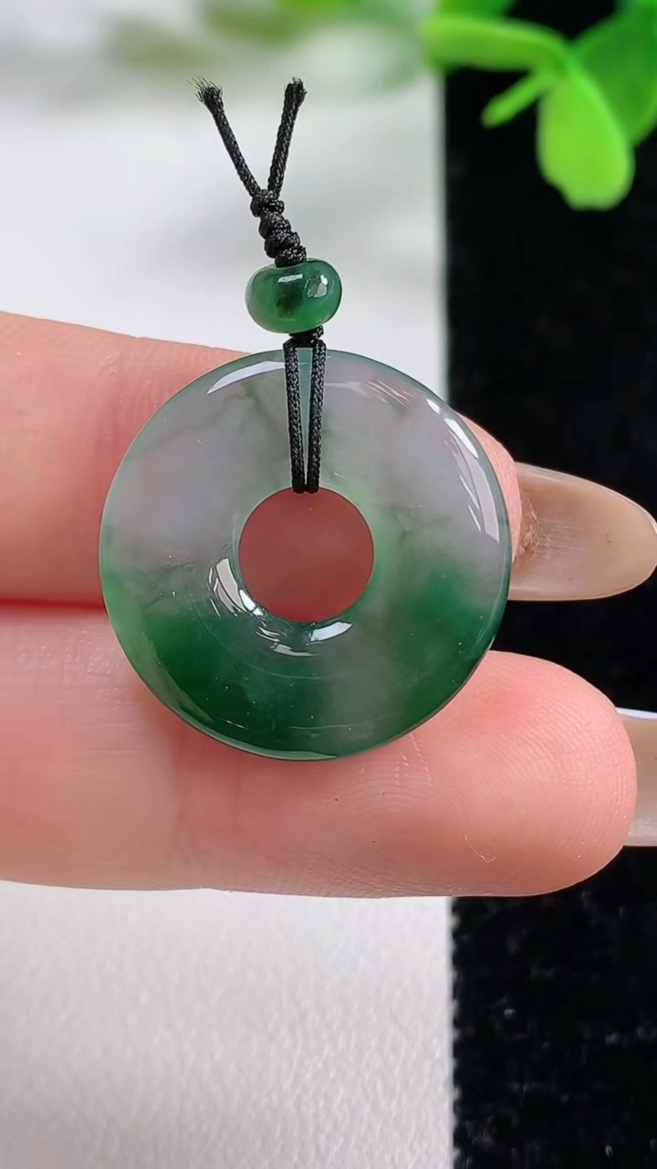 天然A货翡翠平安环吊坠，尺寸21.5-3，重量:2.94g
11月3日