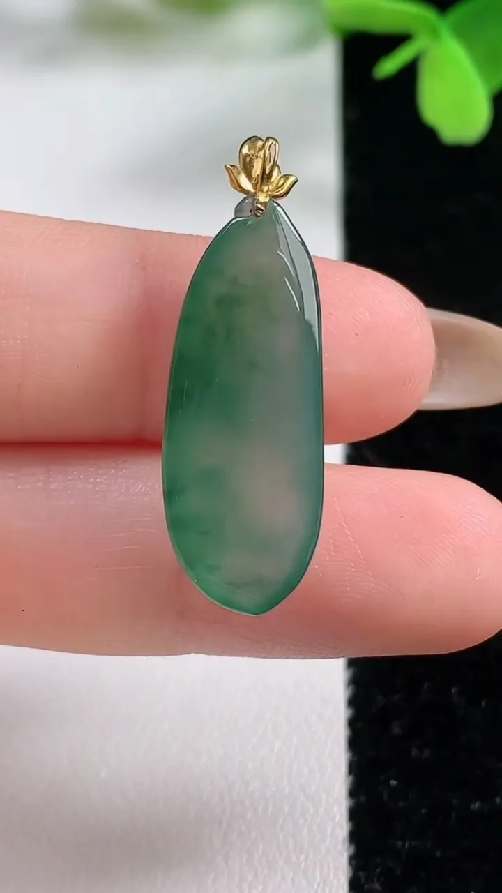 天然A货翡翠福瓜吊坠，尺寸27.2-10.2-5.3，重量:3.07g
11月3日