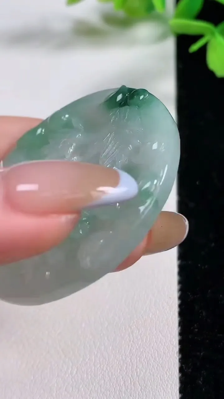 天然A货翡翠生肖兔吊坠，尺寸47.4-40.5-5.5，重量:18.70g
11月3日