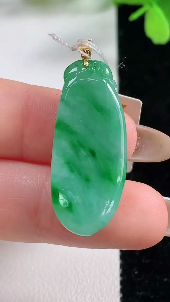 天然A货翡翠福瓜吊坠，尺寸32-13.7-6.9，重量:6.69g
11月3日