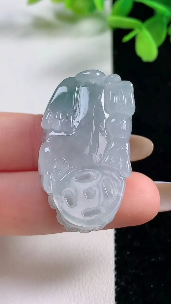 天然A货翡翠冰种飘花貔貅吊坠，尺寸37.5-20.8-11.3，重量:21.15g
11月3日