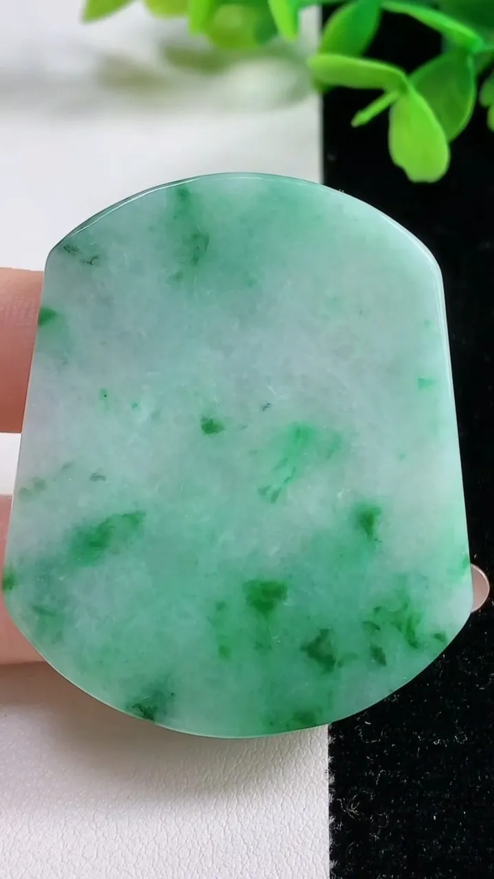 天然A货翡翠无事牌镶嵌件，尺寸52-44-5.5，重量:33.11g
11月3日