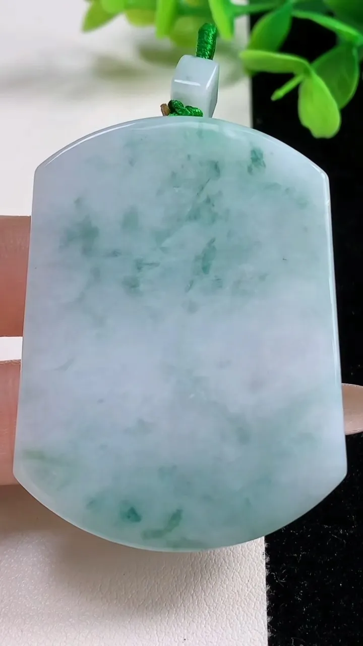 天然A货翡翠飘花无事牌吊坠，尺寸55.4-41.6-6.1，重量:38.64g
11月3日