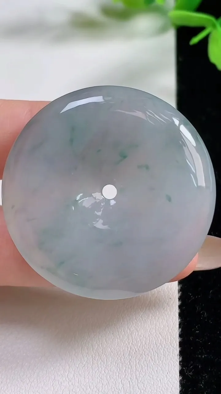 天然A货翡翠平安扣吊坠，尺寸39.8-6.5，重量:22.24g
11月3日