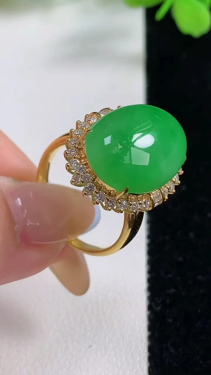 天然A货翡翠蛋面戒指，尺寸18.4-18.2-13.5-11，重量:6.86g2025年11月3日
工厂直销收藏佳品,种好水足，色泽均匀，有种有色，上手高大气！