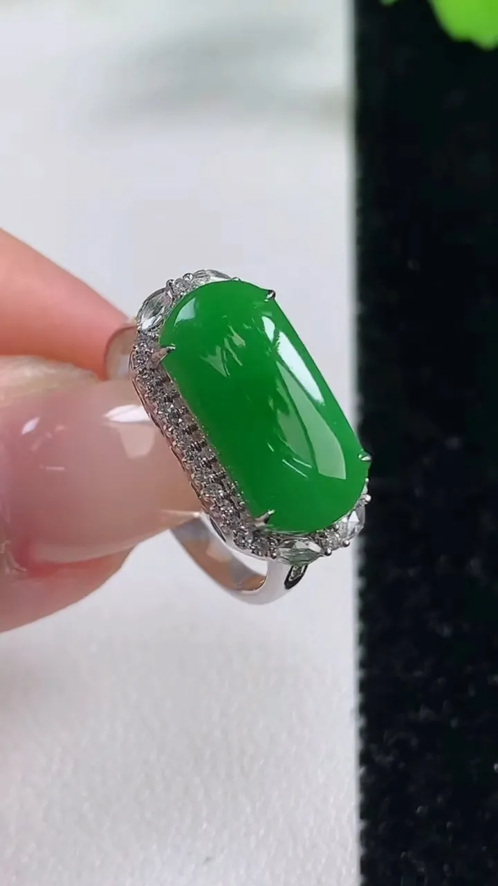 天然A货翡翠马鞍戒指，尺寸17.5-7.8-15-6.8，重量:2.91g2025年11月3日
工厂直销收藏佳品,种好水足，色泽均匀，有种有色，上手高大气！