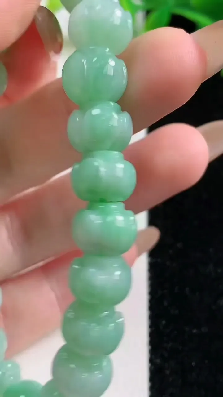 天然A货翡翠莲花手串，尺寸10.2-8.6-22颗，重量:35.39g11月3日
工厂直销收藏佳品,种好水足，色泽均匀，有种有色，上手高大气！