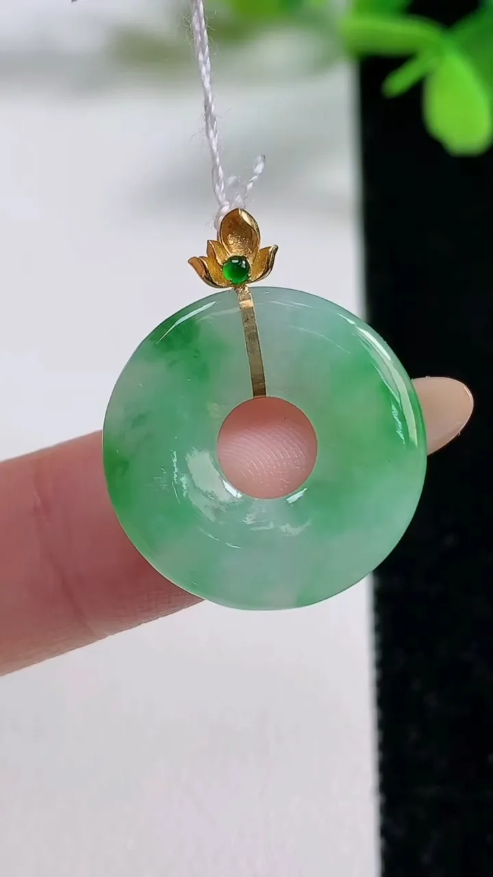 天然A货翡翠平安环吊坠，尺寸20-2.7，重量:3.45g
11月3日