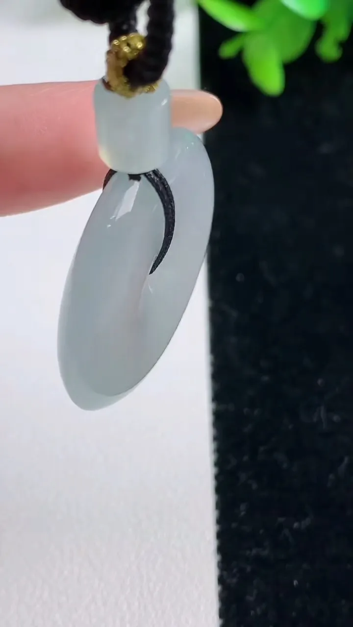 天然A货翡翠平安扣吊坠，尺寸29.8-5.9，重量:14.80g
11月3日