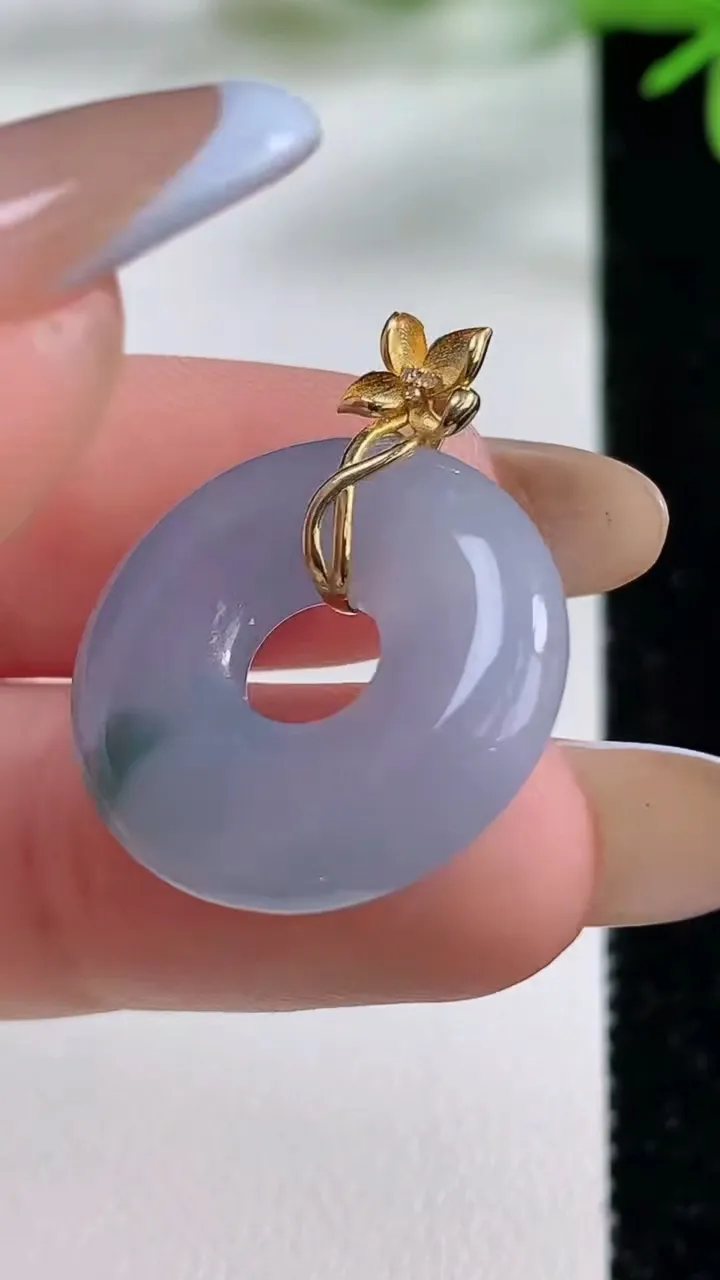 天然A货翡翠18K金紫罗兰飘花平安环吊坠，尺寸20.8-5.1，重量:5.14g
11月3日