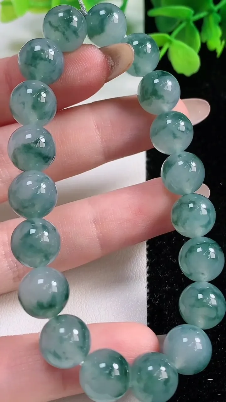 天然A货翡翠种飘花圆珠手串，尺寸9.8-19颗，重量:32.90g11月3日
工厂直销收藏佳品,种好