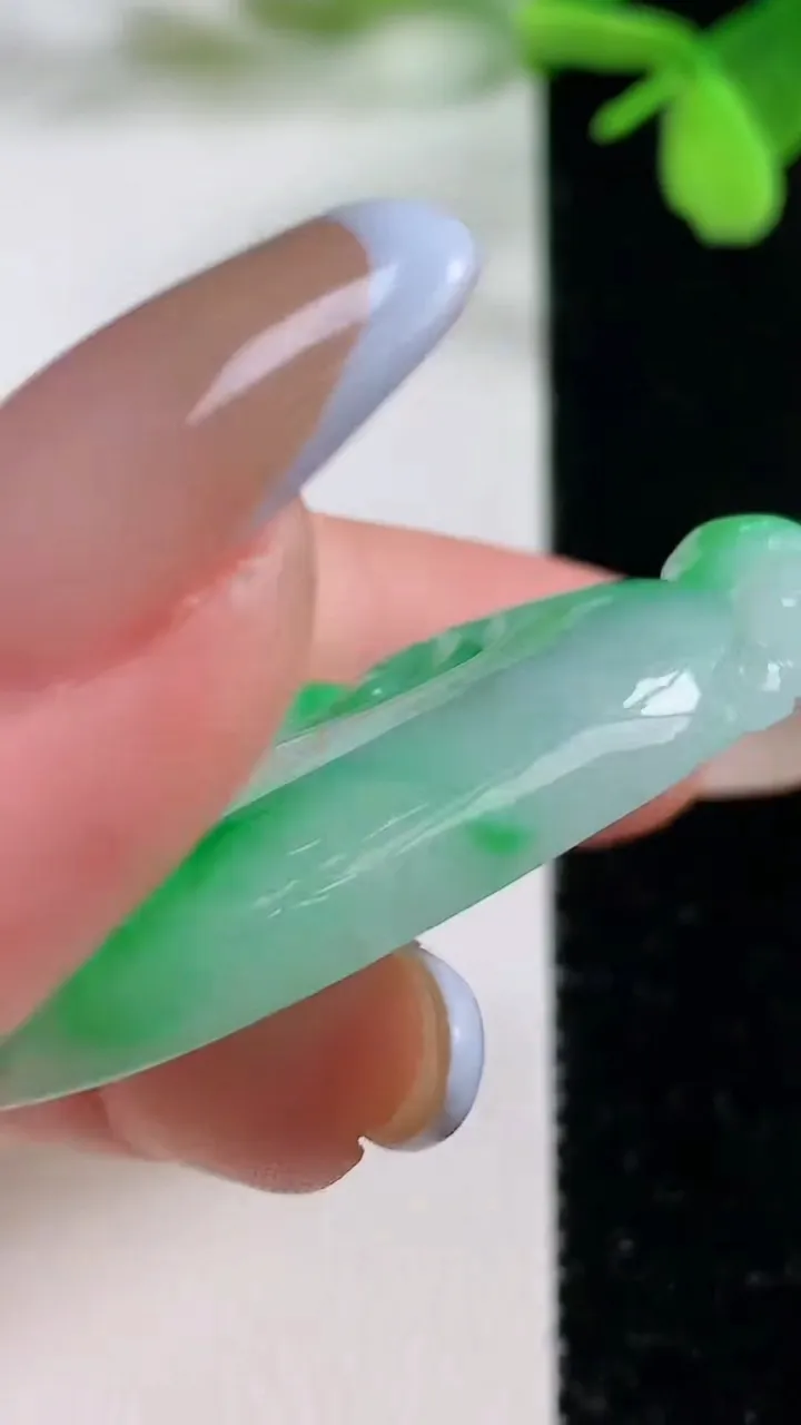 天然A货翡翠如意吊坠，尺寸44.8-28-6.8，重量:14.41g
11月3日