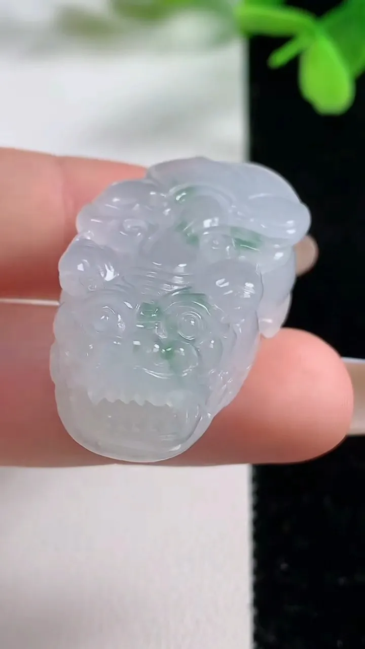天然A货翡翠冰种飘花貔貅吊坠，尺寸35.2-18-11.6，重量:17.22g
11月3日