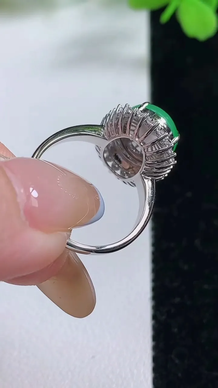 天然A货翡翠蛋面戒指，尺寸17.3-12-9.5-8.8，重量:3.88g2025年11月3日
工厂直销收藏佳品,种好水足，色泽均匀，有种有色，上手高大气！