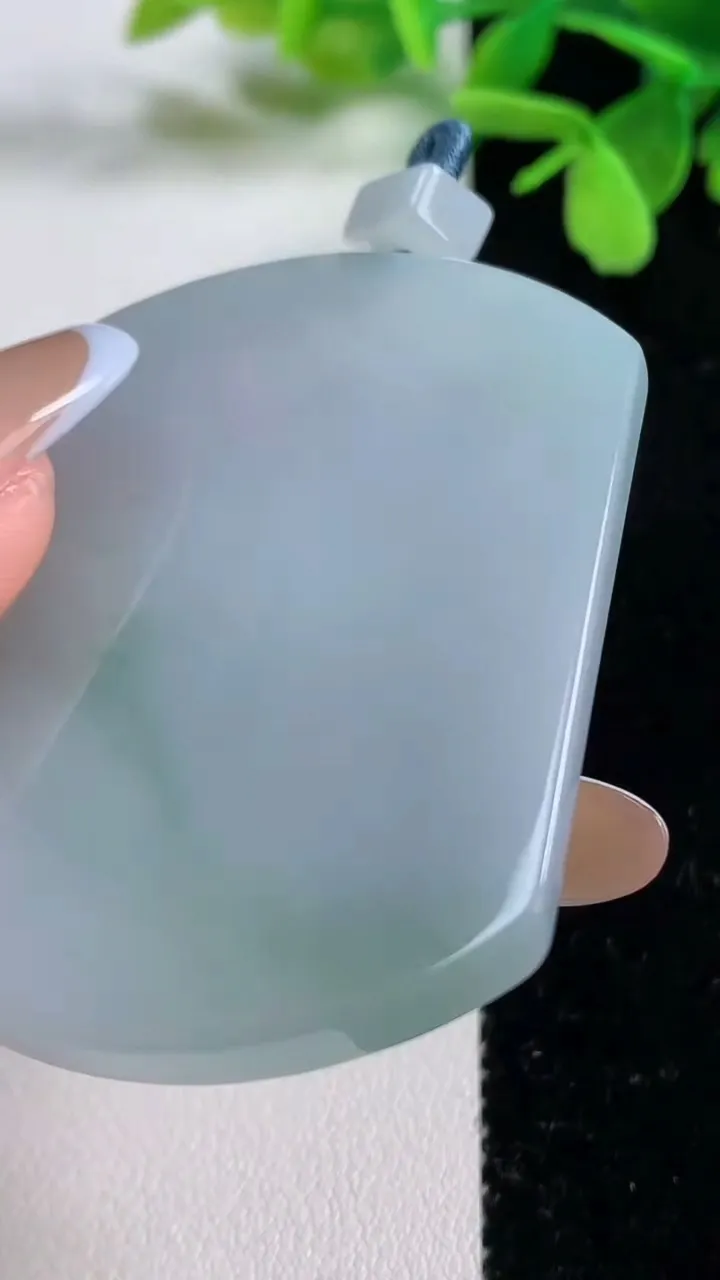 天然A货翡翠无事牌吊坠，尺寸54.7-41.6-5.3，重量:32.88g
11月3日