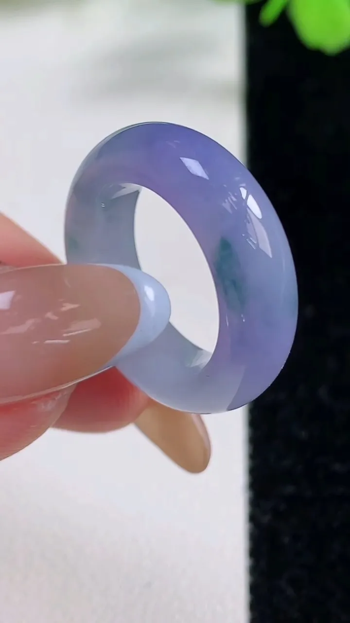天然A货翡翠紫罗兰指环戒指，尺寸15.4-6.3-4.2，重量:5.13g2025年11月3日
工厂直销收藏佳品,种好水足，色泽均匀，有种有色，上手高大气！