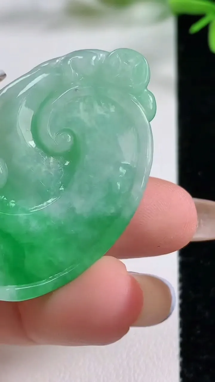 天然A货翡翠如意吊坠，尺寸44.8-28.4-6.4，重量:15.40g
11月3日