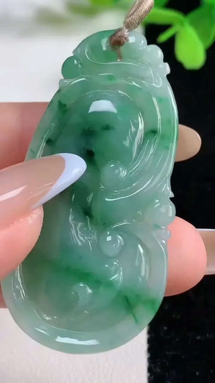 天然A货翡翠如意吊坠，尺寸53-26.1-4.8，重量:12.27g
11月3日