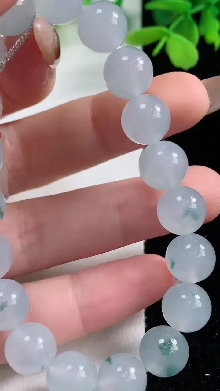 天然A货翡翠种飘花圆珠手串，尺寸10-19颗，重量:32.89g11月3日
工厂直销收藏佳品,种好水足，色泽均匀，有种有色，上手高大气！