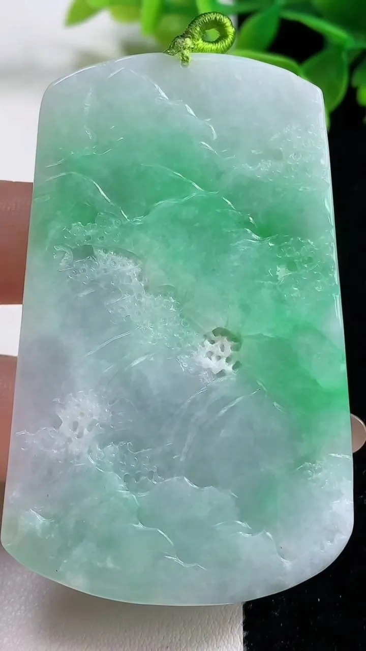 天然A货翡翠山水牌吊坠，尺寸67.3-42.5-5.8，重量:36.60g
11月3日