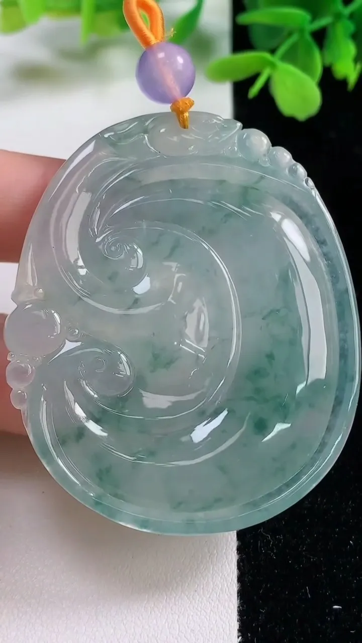 天然A货翡翠种飘花如意吊坠，尺寸56.8-46.8-7.4，重量:40.38g
11月3日