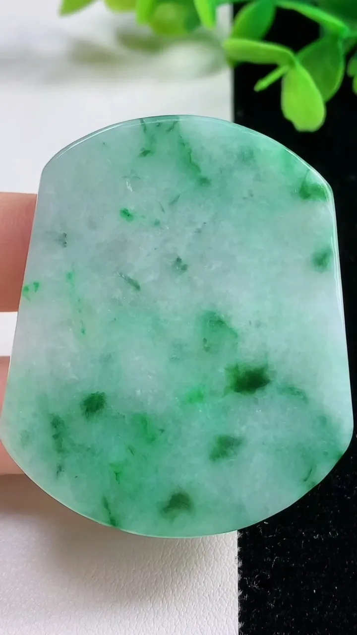 天然A货翡翠无事牌镶嵌件，尺寸52-44-5.5，重量:33.11g
11月3日