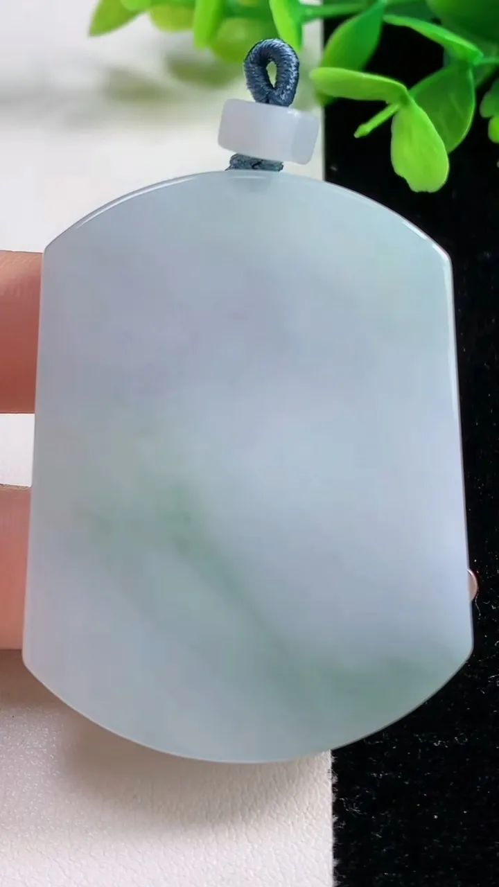 天然A货翡翠无事牌吊坠，尺寸54.7-41.6-5.3，重量:32.88g
11月3日