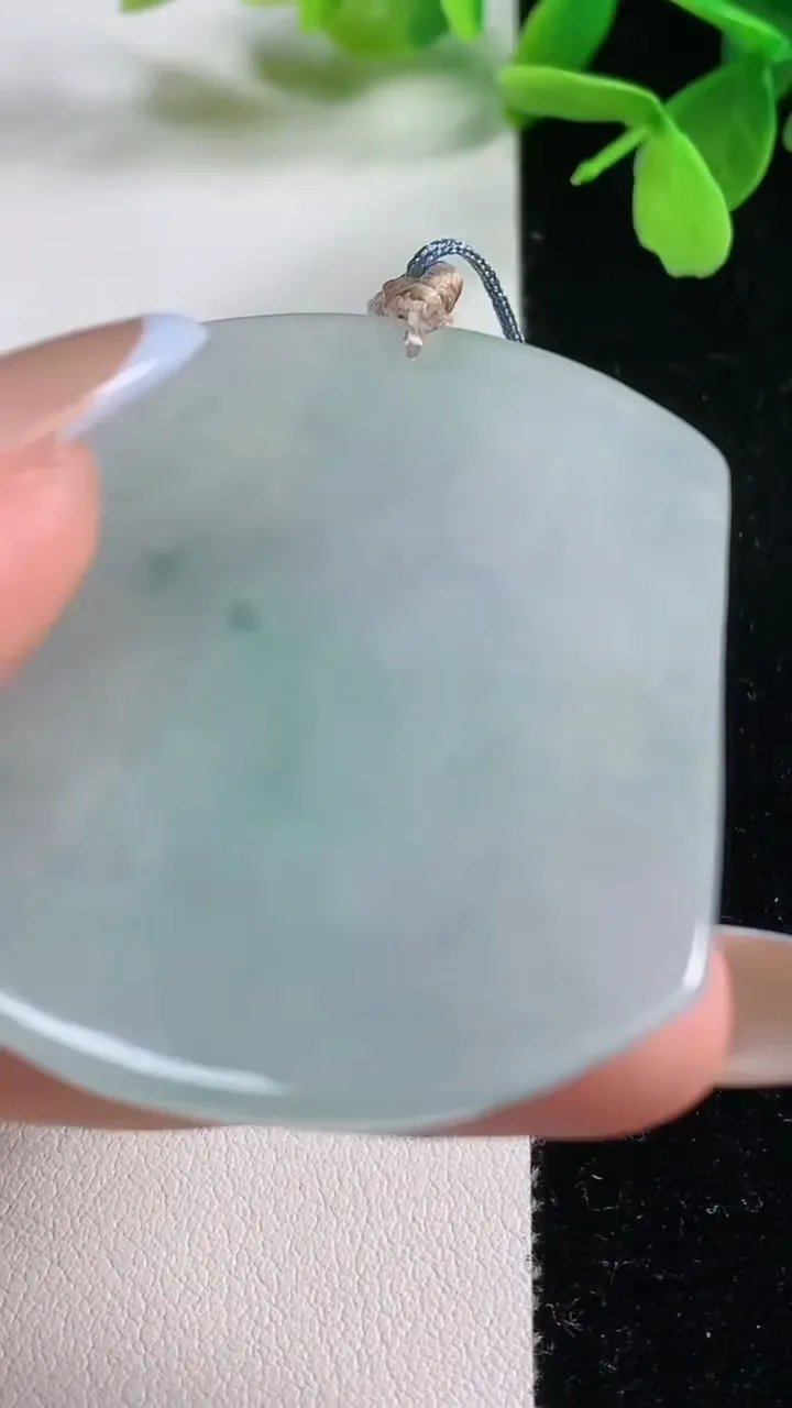 天然A货翡翠冰种飘花大日如来吊坠，尺寸51.8-40.4-5.4，重量:25.73g
11月3日