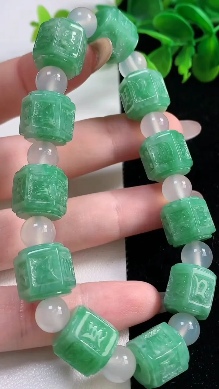天然A货翡翠六字真言 路路通手串，尺寸11.8-11.7-11颗，重量:53.17g11月3日
工厂直销收藏佳品,种好水足，色泽均匀，有种有色，上手高大气！