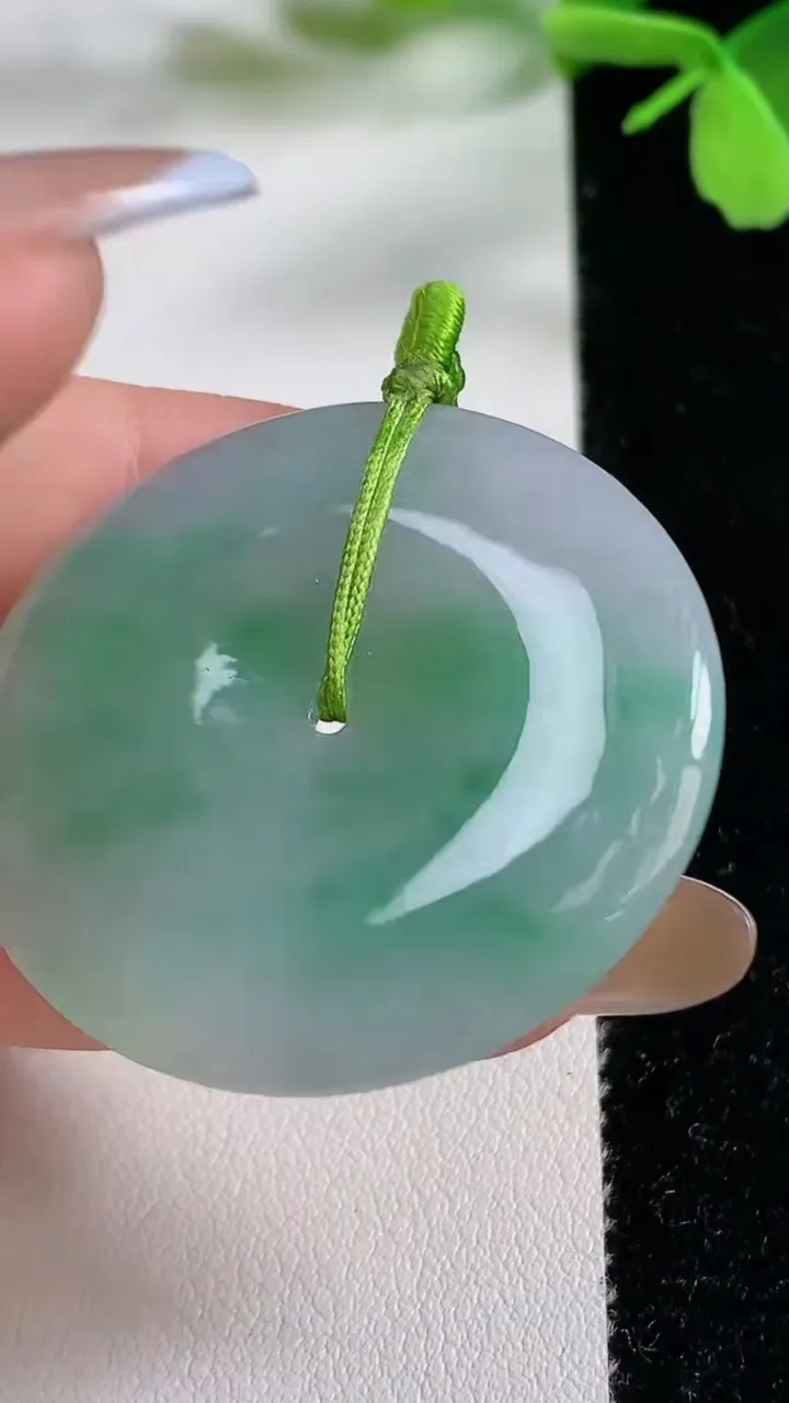 天然A货翡翠逍遥佛吊坠，尺寸52.4-36.5-8.7，重量:29.13g
11月3日