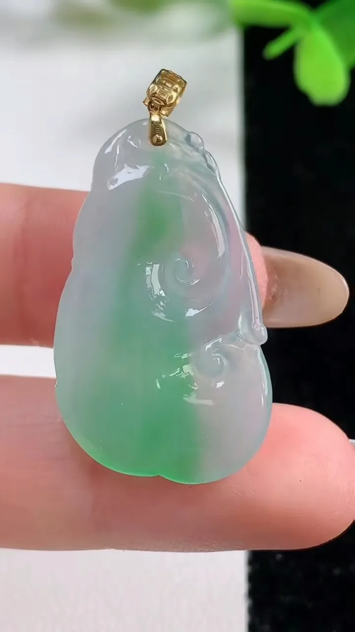 天然A货翡翠如意吊坠，尺寸32.8-19-4，重量:4.33g
11月3日