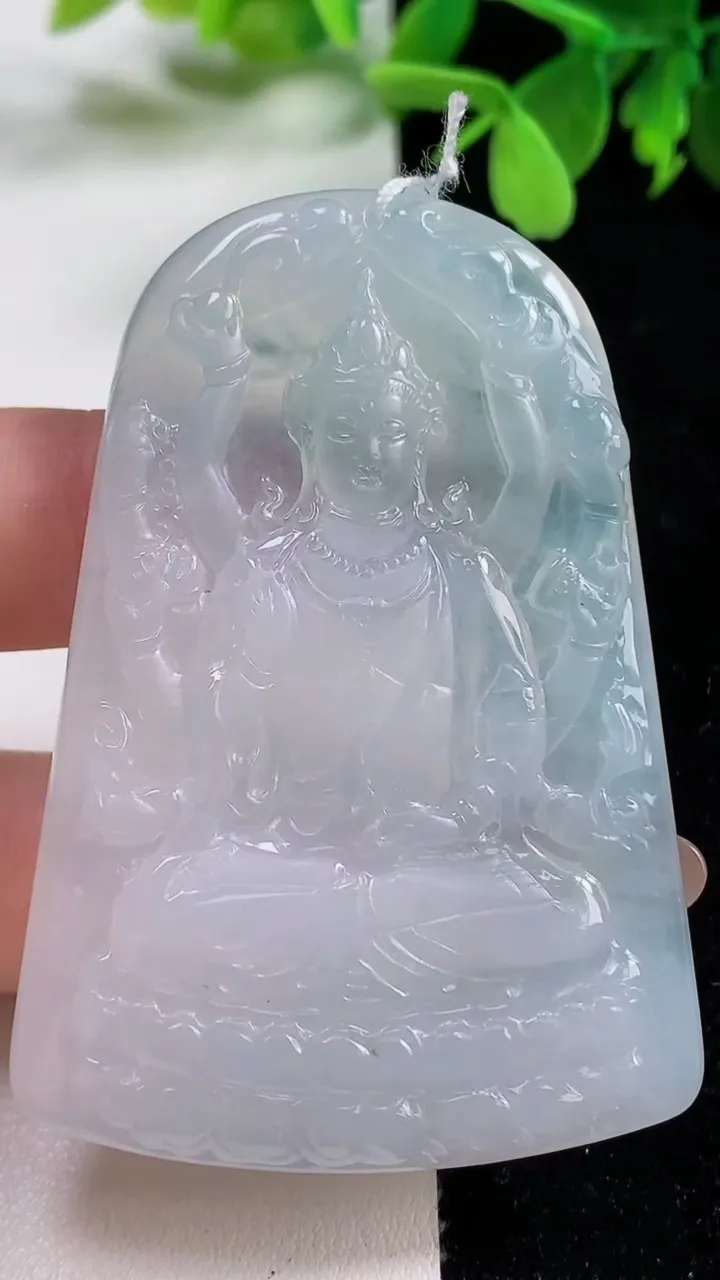 天然A货翡翠冰种飘花千手观音吊坠，尺寸61.4-43-6.1，重量:31.55g
11月3日