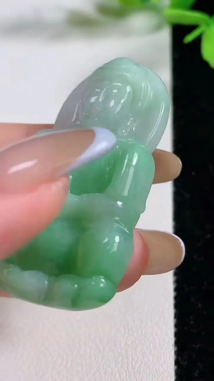 天然A货翡翠观音菩萨吊坠，尺寸48.7-30.7-6.9，重量:19.37g
11月3日