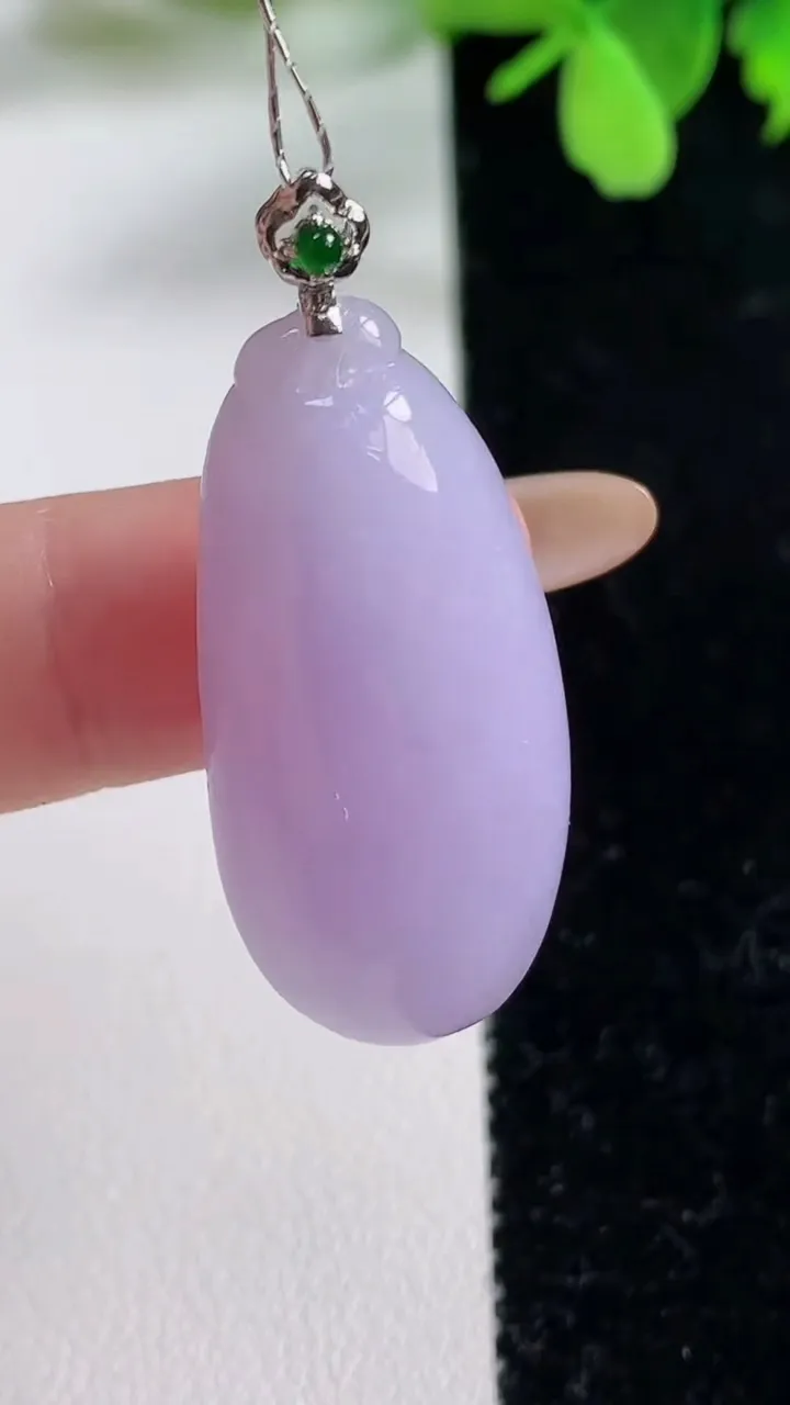天然A货翡翠18K金紫罗兰福瓜吊坠，尺寸33.4-16-9.5，重量:9.47g
11月3日