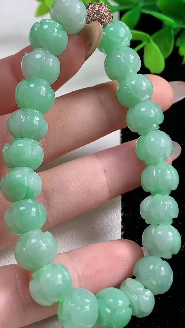 天然A货翡翠莲花手串，尺寸10.2-8.6-22颗，重量:35.39g11月3日
工厂直销收藏佳品,