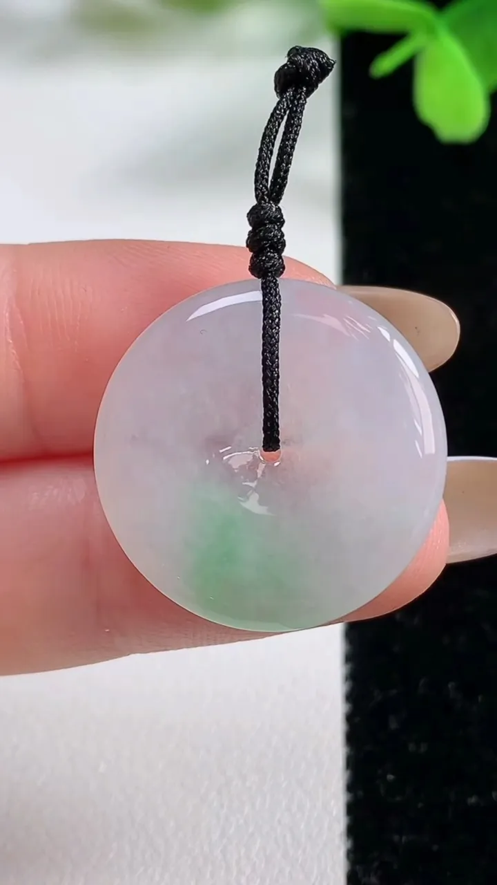 天然A货翡翠平安扣吊坠，尺寸23.2-3.8，重量:5.01g
11月3日